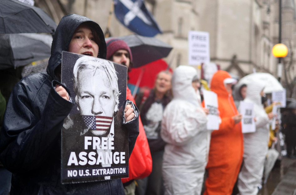 Los partidarios de Julian Assange protestan en las Cortes Reales de Justicia el segundo día de la audiencia de apelación de extradición de Julian Assange en Londres. Los partidarios de Julian Assange protestan en las Cortes Reales de Justicia el segundo día de la audiencia de apelación de extradición de Julian Assange en Londres.