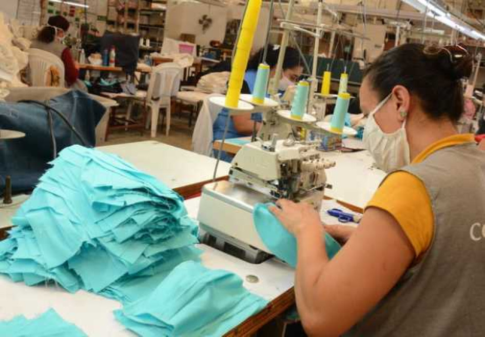 Operadora de máquina en empresa manufacturera Operadora de máquina en empresa manufacturera