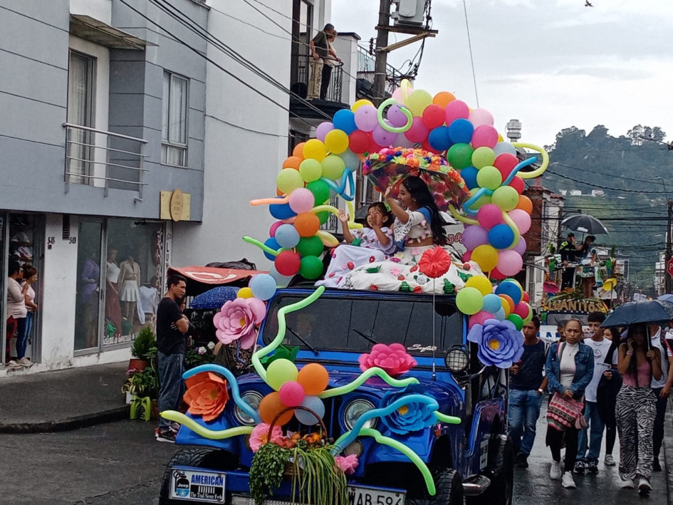 En la Feria de la Horticultura, fiesta tradicional de Villamaría, se realizan desfiles en los que participan los ciudadanos. Desfile de la Feria de la Horticultura de Villamaría (Caldas)