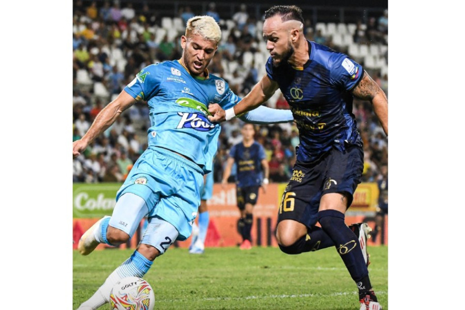 Jugadores de Jaguares y el Once Caldas se disputan el balón Jugadores de Jaguares y el Once Caldas se disputan el balón