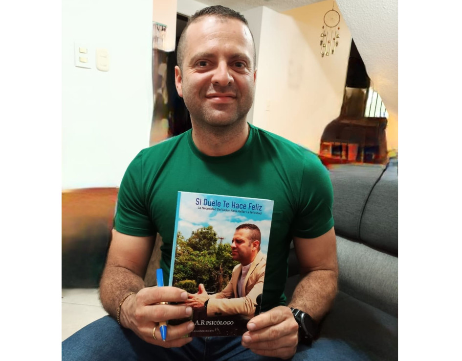 Leonardo Aristizábal con su primer libro Si duele te hace feliz. Leonardo Aristizábal con su primer libro Si duele te hace feliz.