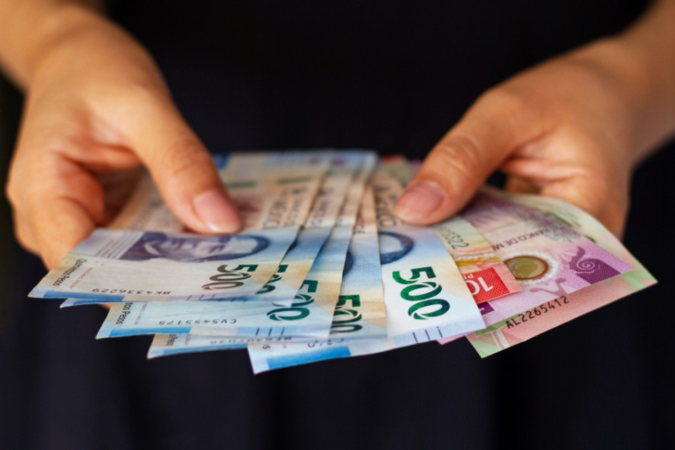 Manos de alto ángulo con billetes mexicanos Manos de alto ángulo con billetes mexicanos