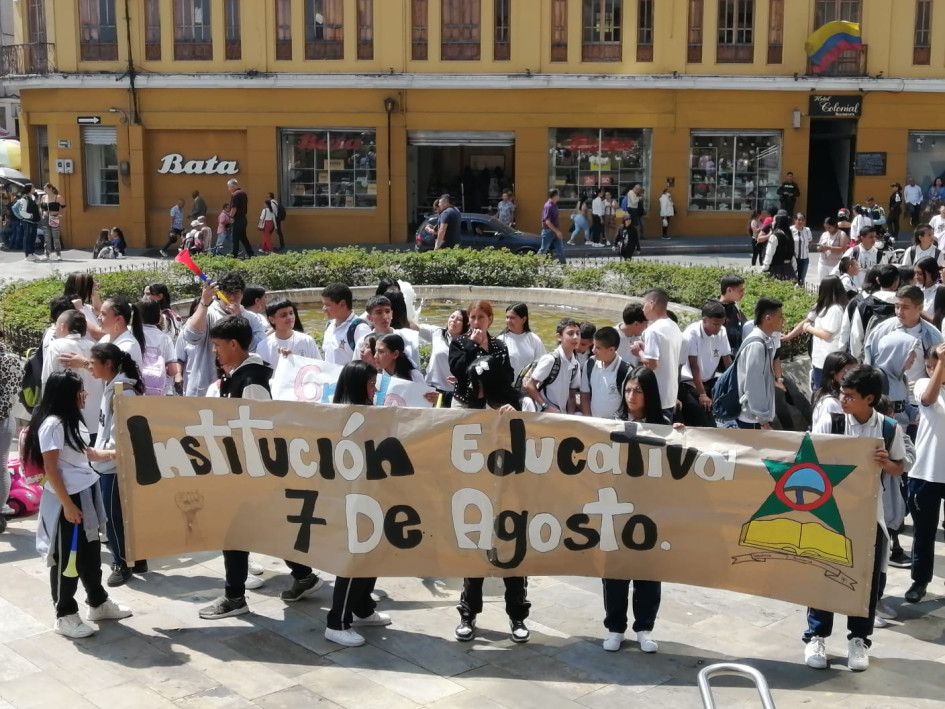 Protesta de comunidad educativa del colegio 7 de Agosto en la Plazoleta de la Alcaldía de Manizales. Protesta de comunidad educativa del colegio 7 de Agosto en la Plazoleta de la Alcaldía de Manizales.