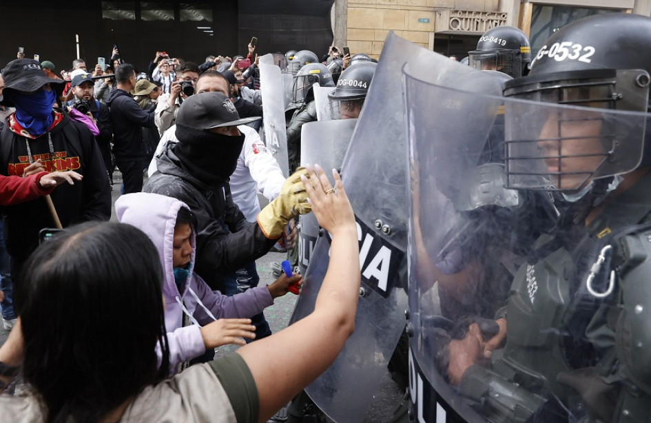 El presidente de la Corte Suprema de Justicia, Gerson Chaverra, condenó ayer en duros términos el “bloqueo violento e ilegal” de manifestantes afines al Gobierno al Palacio de Justicia, situado en el centro de Bogotá, acto que consideró “inaceptable”. El presidente de la Corte Suprema de Justicia, Gerson Chaverra, condenó ayer en duros términos el “bloqueo violento e ilegal” de manifestantes afines al Gobierno al Palacio de Justicia, situado en el centro de Bogotá, acto que consideró “inaceptable”.
