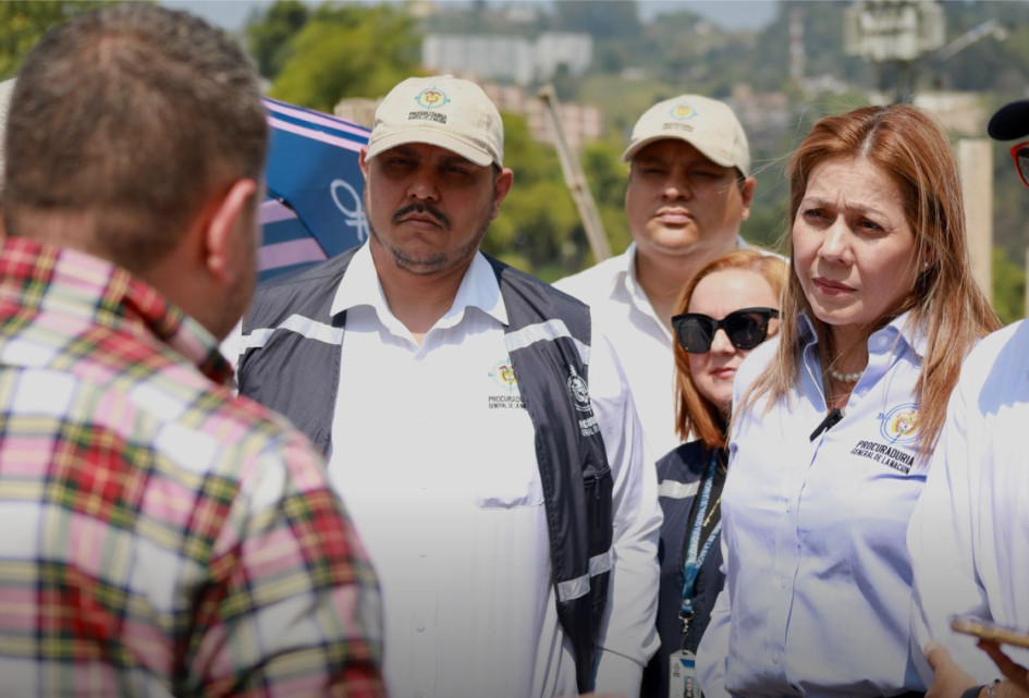 Marcela Sáenz, acompañada de su equipo en la visita a la PTAR Los Cámbulos en Manizales. La procuradora segunda delegada para la contratación estatal, Marcela Sáenz, acompañada de su equipo en la visita a la PTAR Los Cámbulos en Manizales.