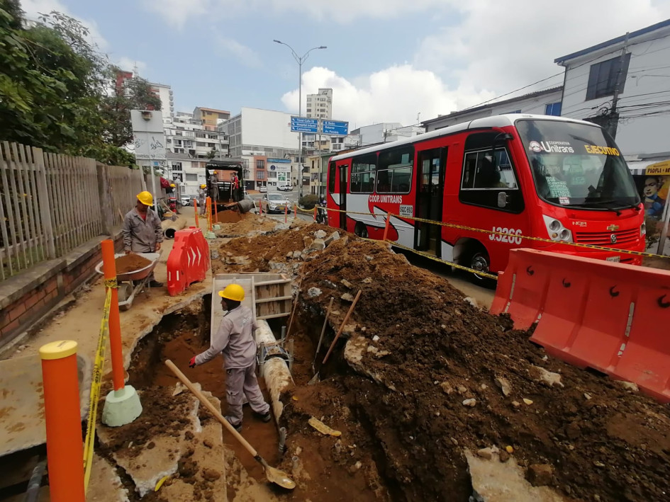 Personal de Aguas de Manizales finalizó este lunes la tubería en la avenida Paralela con calle 55. Personal de Aguas de Manizales finalizó este lunes la tubería en la avenida Paralela con calle 55.
