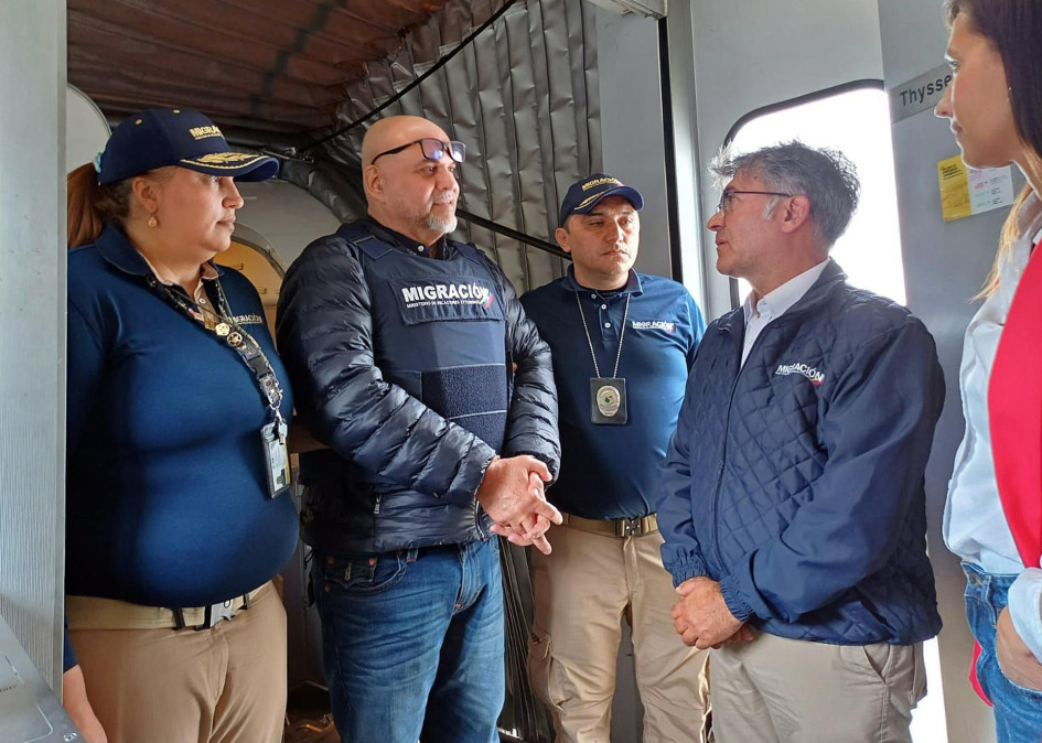 Fotografía cedida por Migración Colombia que muestra al exjefe paramilitar Salvatore Mancuso (2i), quien fue comandante de las Autodefensas Unidas de Colombia (Auc), junto a Carlos Fernando García (2d), director de Migración Colombia, tras su llegada este martes a Bogotá procedente de Estados Unidos, país del que fue deportado tras cumplir una condena por narcotráfico. salvatore-mancuso-regresa-a-colombia