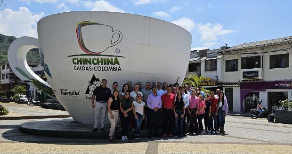 "El sello de la Uniminuto es la transformación social... Para eso fue que el padre Rafael García Herreros creó esta institución hace 32 años", dice el rector de la Uniminuto en Chinchiná, Bonel Mosquera, primero en la foto de izquierda a derecha en la emblemática taza de café en el Parque de Bolívar del municipio. "El sello de la Uniminuto es la transformación social... Para eso fue que el padre Rafael García Herreros creó esta institución hace 32 años", dice el rector de la Uniminuto en Chinchiná, Bonel Mosquera, primero en la foto de izquierda a derecha en la emblemática taza de café en el Parque de Bolívar del municipio.