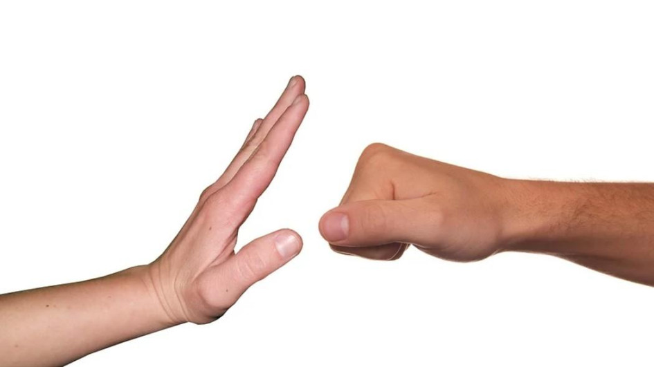 Una mano abierta y otra mano con el puño cerrado Una mano abierta y otra mano con el puño cerrado