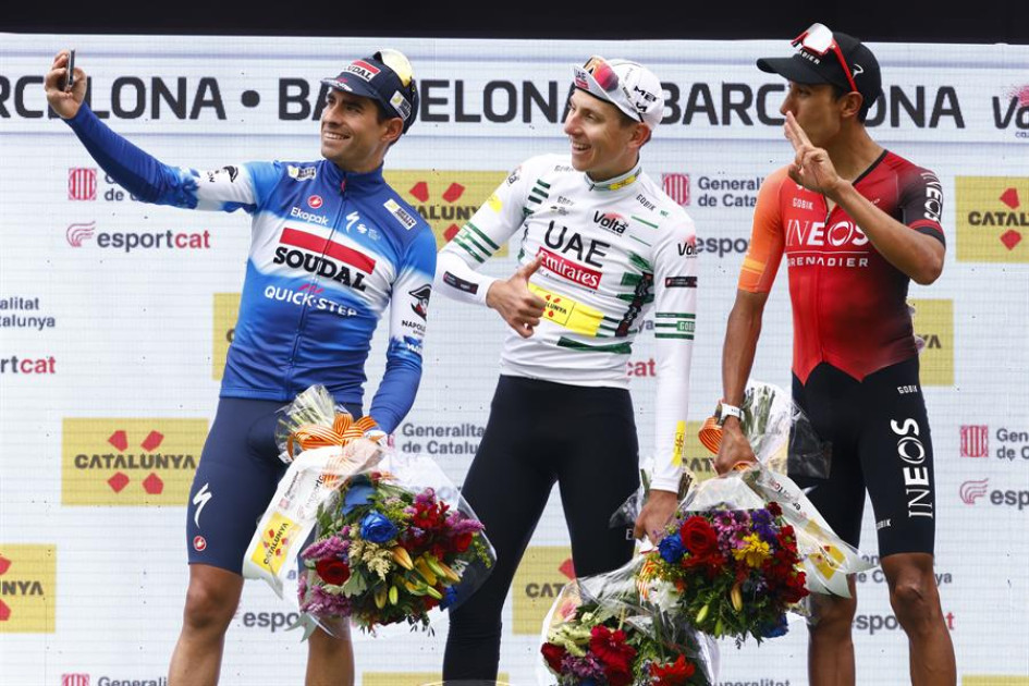 Tadej Pogacar (c), ganador de séptima y última etapa de la Vuelta Ciclista a Catalunya y de la competición, se hace un selfi con Mikel Landa (i) y con Egan Bernal, segundo y tercer clasificado, respectivamente, en Barcelona este domingo. Tadej Pogacar (c), ganador de séptima y última etapa de la Vuelta Ciclista a Catalunya y de la competición, se hace un selfi con Mikel Landa (i) y con Egan Bernal, segundo y tercer clasificado, respectivamente, en Barcelona este domingo.