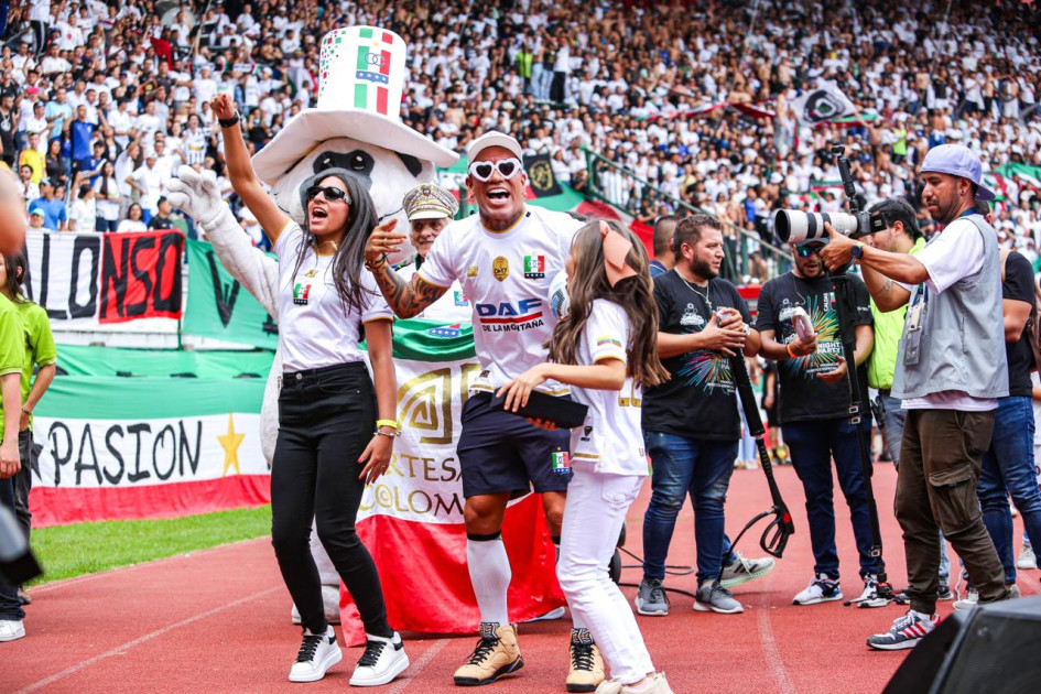 Dayro Moreno con sus hijas Once Caldas