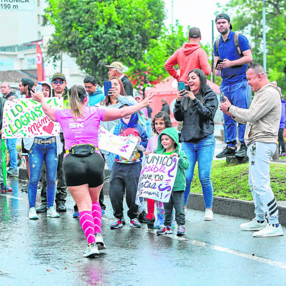 Familiares de los participantes llevaron pancartas con mensajes de apoyo. Familiares de los participantes llevaron pancartas con mensajes de apoyo.