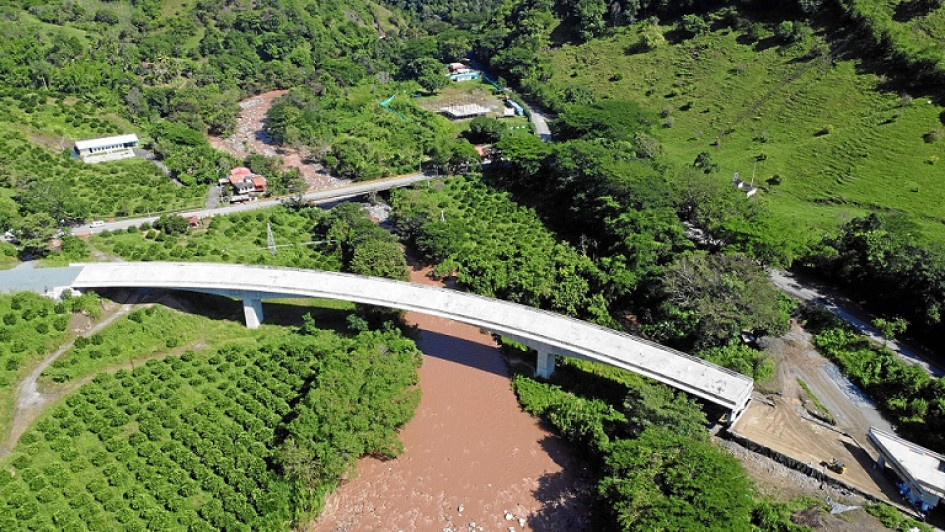 Puentes como este se construyeron para mejorar la movilidad en la vía Manizales - Medellín. Puentes como este se construyeron para mejorar la movilidad en la vía Manizales - Medellín.