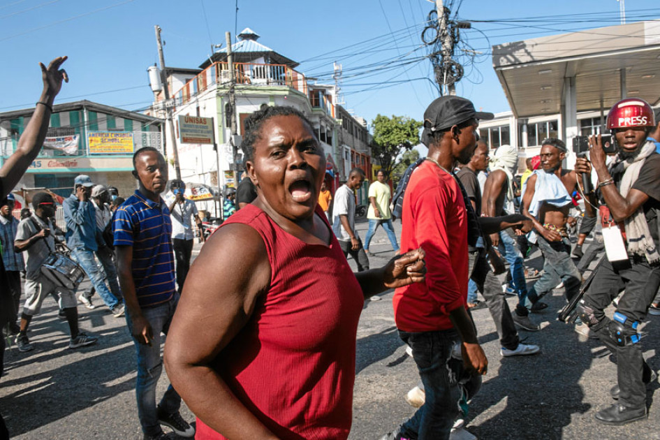 Foto | EFE | LA PATRIA Manifestantes protestan para exigir la renuncia del primer ministro, Ariel Henry, en Puerto Príncipe (Haití). Foto | EFE | LA PATRIA Manifestantes protestan para exigir la renuncia del primer ministro, Ariel Henry, en Puerto Príncipe (Haití).