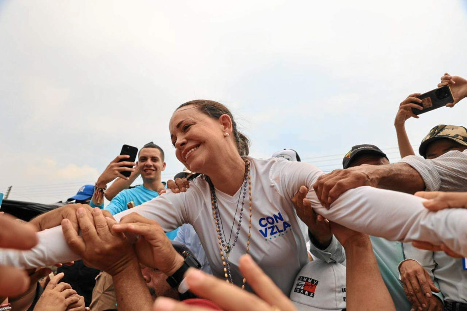 Foto | Cortesía | LA PATRIA María Corina Machado se dio ayer un baño de masas en Barinas (Venezuela), donde descartó renunciar a su candidatura pese a estar inhabilitada. Foto | Cortesía | LA PATRIA María Corina Machado se dio ayer un baño de masas en Barinas (Venezuela), donde descartó renunciar a su candidatura pese a estar inhabilitada.