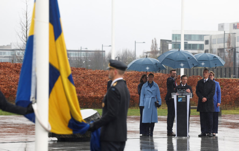 El primer ministro sueco, Ulf Kritersson, pronunciando un discurso durante la ceremonia de alzamiento de la bandera de Suecia en la sede de la OTAN en Bruselas. A su lado están la princesa heredera de Suecia, Victoria, y Jens Stoltenberg, el secretario general de la OTAN. El primer ministro sueco, Ulf Kritersson, pronunciando un discurso durante la ceremonia de alzamiento de la bandera de Suecia en la sede de la OTAN en Bruselas. A su lado están la princesa heredera de Suecia, Victoria, y Jens Stoltenberg, el secretario general de la OTAN.