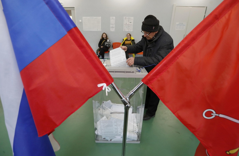Un ciudadano ruso deposita su voto durante las elecciones presidenciales en San Petersburgo (Rusia). Un ciudadano ruso deposita su voto durante las elecciones presidenciales en San Petersburgo (Rusia).