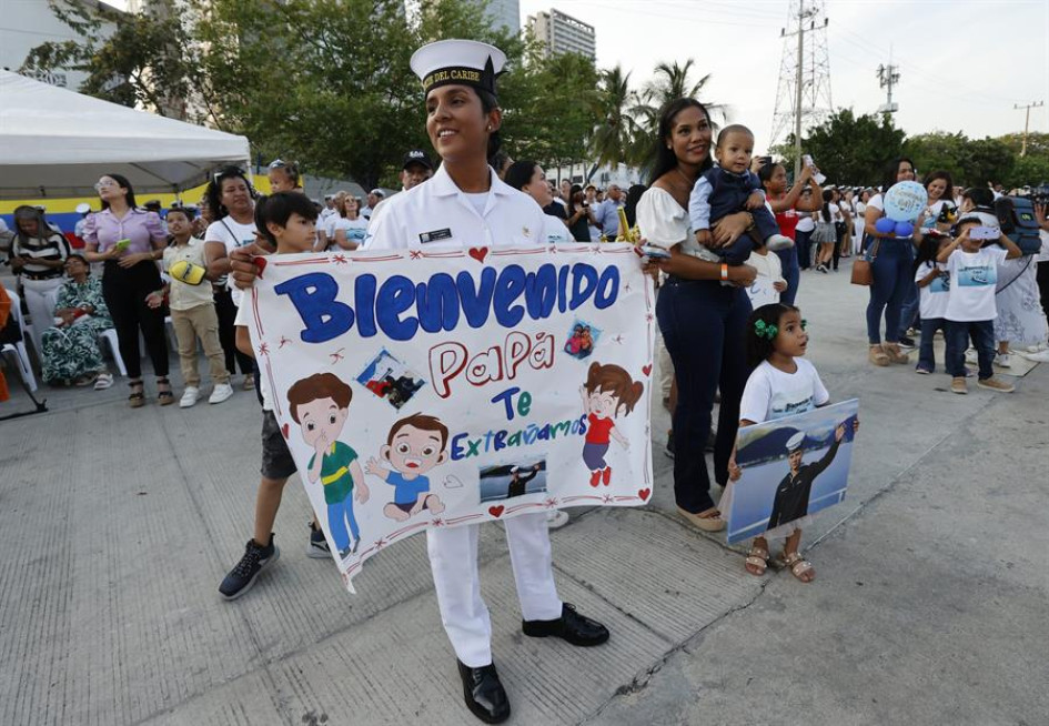 Familiares de tripulantes del buque ARC Simón Bolívar, los reciben a su llegada este miércoles a Cartagena (Colombia). Familiares de tripulantes del buque ARC Simón Bolívar, los reciben a su llegada este miércoles a Cartagena (Colombia).
