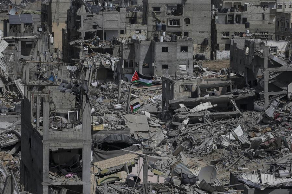 La bandera palestina ondea rodeada por los escombros de edificios destruidos tras una operación militar israelí en Khan Younis, en el sur de la Franja de Gaza, este miércoles. La bandera palestina ondea rodeada por los escombros de edificios destruidos tras una operación militar israelí en Khan Younis, en el sur de la Franja de Gaza, este miércoles.