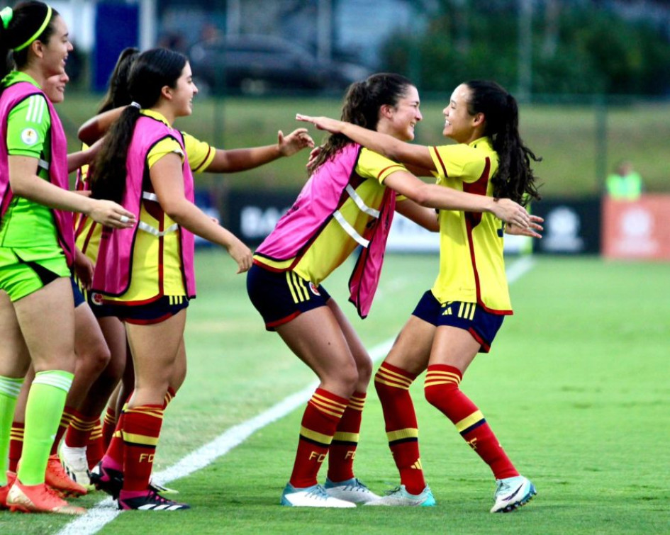 La selección Sub-17 celebra su gran triunfo ante Ecuador. La selección Sub-17 celebra su gran triunfo ante Ecuador.