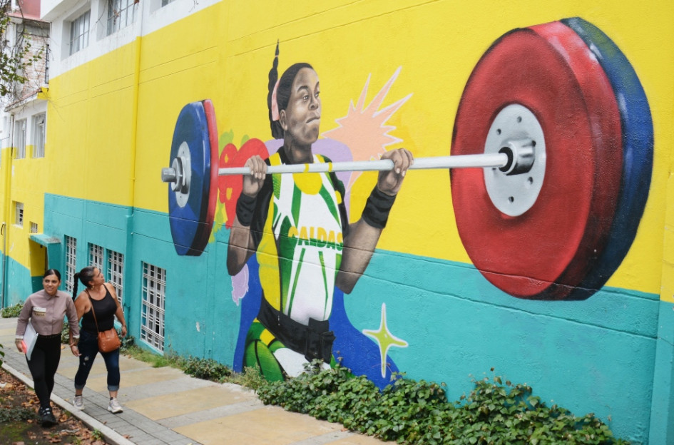 Angie Paola Franco, triple campeona Panamericana de pesas, está dibujada en este muro del Bulevar de la 48. Angie Paola Franco