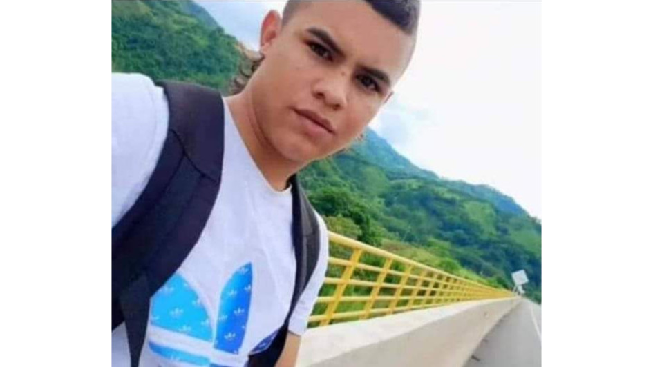 Al parecer, Darley Álvarez sostuvo una discusión con un hombre que lo acompañaba, quien sacó una navaja y lo atacó. Al parecer, Darley Álvarez sostuvo una discusión con un hombre que lo acompañaba, quien sacó una navaja y lo atacó.