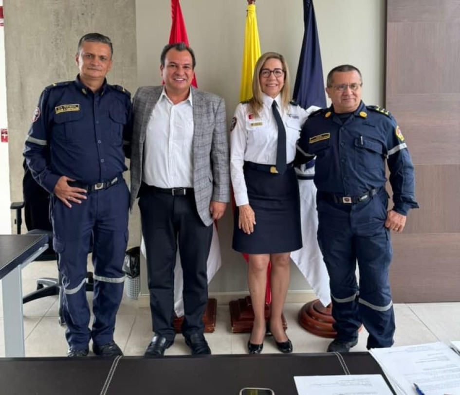 El secretario de Gobierno de Caldas, Jorge Andrés Gómez, y los comandantes de bomberos de Anserma, Carlos Alberto Castrillón; de Riosucio, Óscar Fernando Mejía, y la directora nacional de Bomberos, Lourdes del Socorro Peña. El secretario de Gobierno de Caldas, Jorge Andrés Gómez, y los comandantes de bomberos de Anserma, Carlos Alberto Castrillón; de Riosucio, Óscar Fernando Mejía, y la directora nacional de Bomberos, Lourdes del Socorro Peña.