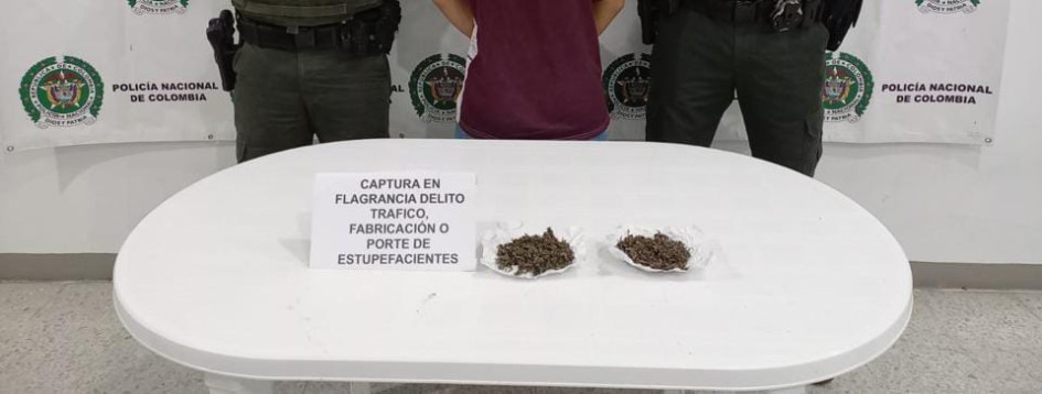 La Policía aprehendió a un hombre de 25 años con unos 40 gramos de marihuana, en el parque principal del corregimiento de Arboleda, en Pensilvania (Caldas). La Policía aprehendió a un hombre de 25 años con unos 40 gramos de marihuana, en el parque principal del corregimiento de Arboleda, en Pensilvania (Caldas).