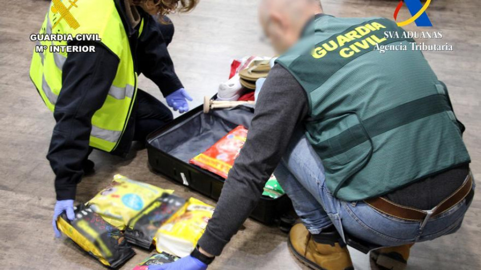 Un hombre y una mujer procedentes de Colombia fueron enviados a prisión por orden judicial, tras ser encontrada la droga camuflada en productos alimenticios. Un hombre y una mujer procedentes de Colombia fueron enviados a prisión por orden judicial, tras ser encontrada la droga camuflada en productos alimenticios.