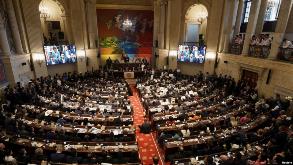 Tras casi un año de haberse radicado en el Congreso, la semana pasada se inició el segundo debate de la reforma pensional, en medio de quejas de un presunto "plan tortuga" desarrollado por la oposición. Tras casi un año de haberse radicado en el Congreso, la semana pasada se inició el segundo debate de la reforma pensional, en medio de quejas de un presunto "plan tortuga" desarrollado por la oposición.