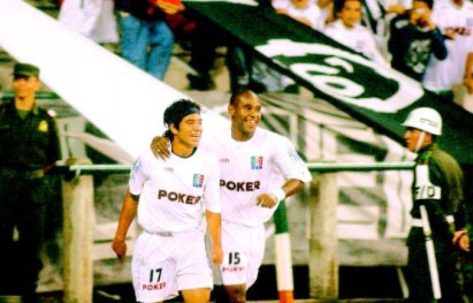 Dayro Moreno, con Herly Alcázar, en la celebración de su primer gol en la Liga, hace 20 años. Once Caldas