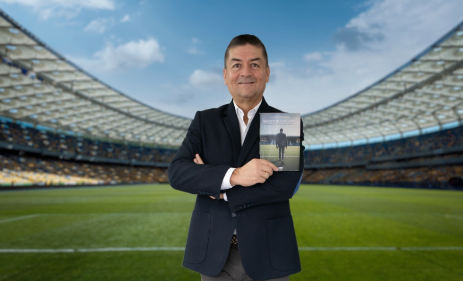 Duván Vásquez con su libro Momento de cambio. Duván Vásquez con su libro Momento de cambio.