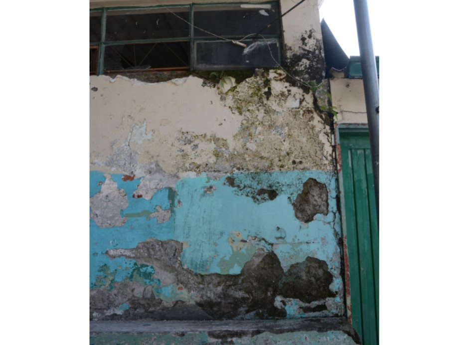 Colegio Siete de Agosto Pared externa del baño de mujeres