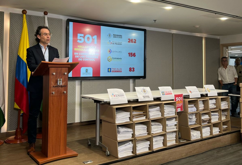 Federico Gutiérrez, alcalde de Medellín, presentó una montaña de documentos recopilados con técnicas de auditoría forense "que comprometen a la pasada administración" de la capital antioqueña, encabezada por Daniel Quintero. Federico Gutiérrez, alcalde de Medellín, presentó una montaña de documentos recopilados con técnicas de auditoría forense "que comprometen a la pasada administración" de la capital antioqueña, encabezada por Daniel Quintero.