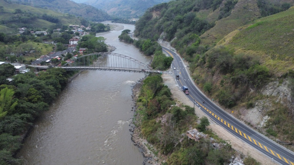 Fluye la arteria vial entre Caldas y Antioquia. Sin los pare y siga desde el pasado martes, la vía de la Concesión Pacífico Tres se destaca por su circulación fluida en los 146 kilómetros que conectan a La Manuela (Caldas) y La Pintada (Antioquia), según pasajeros y conductores. Sin embargo, la falta de iluminación vial y de un paradero en La Felisa son las quejas de algunos habitantes de la zona, donde se retiraron negocios y casas para construir la carretera. Fluye la arteria vial entre Caldas y Antioquia. Sin los pare y siga desde el pasado martes, la vía de la Concesión Pacífico Tres se destaca por su circulación fluida en los 146 kilómetros que conectan a La Manuela (Caldas) y La Pintada (Antioquia), según pasajeros y conductores. Sin embargo, la falta de iluminación vial y de un paradero en La Felisa son las quejas de algunos habitantes de la zona, donde se retiraron negocios y casas para construir la carretera.