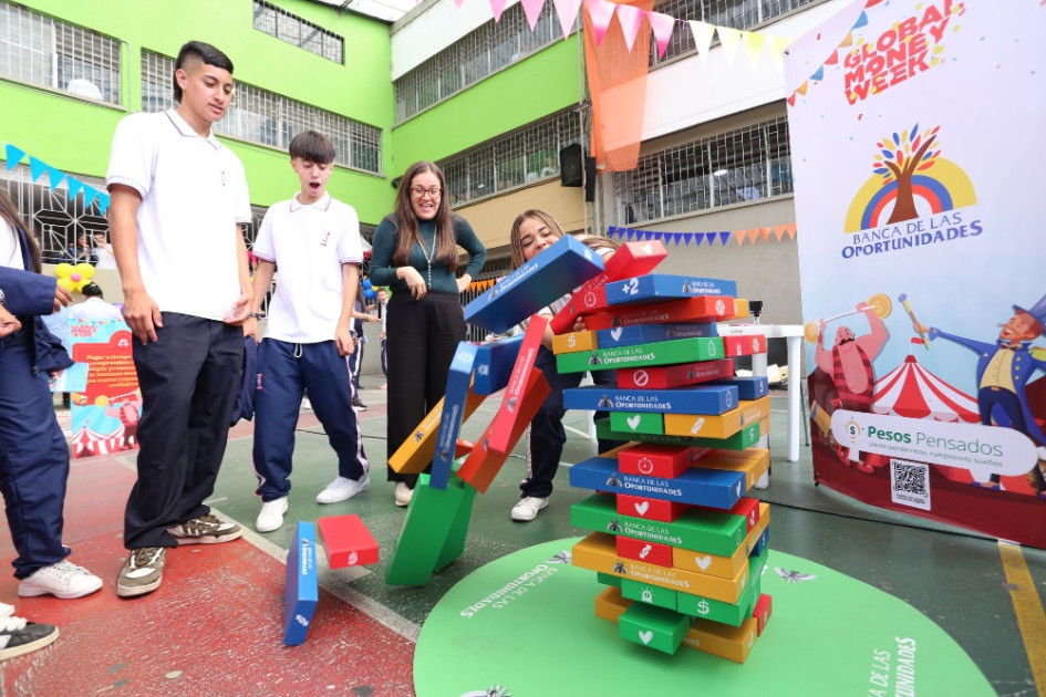 Contra la caída del saber financiero. Aproximadamente 1.500 estudiantes de colegios públicos estuvieron en el cierre de la Semana Mundial del Ahorro en Manizales. Con actividades lúdicas, 17 entidades financieras les enseñaron ayer a niños y jóvenes ayer sobre finanzas personales en la Escuela Normal Superior de Caldas. Contra la caída del saber financiero. Aproximadamente 1.500 estudiantes de colegios públicos estuvieron en el cierre de la Semana Mundial del Ahorro en Manizales. Con actividades lúdicas, 17 entidades financieras les enseñaron ayer a niños y jóvenes ayer sobre finanzas personales en la Escuela Normal Superior de Caldas.