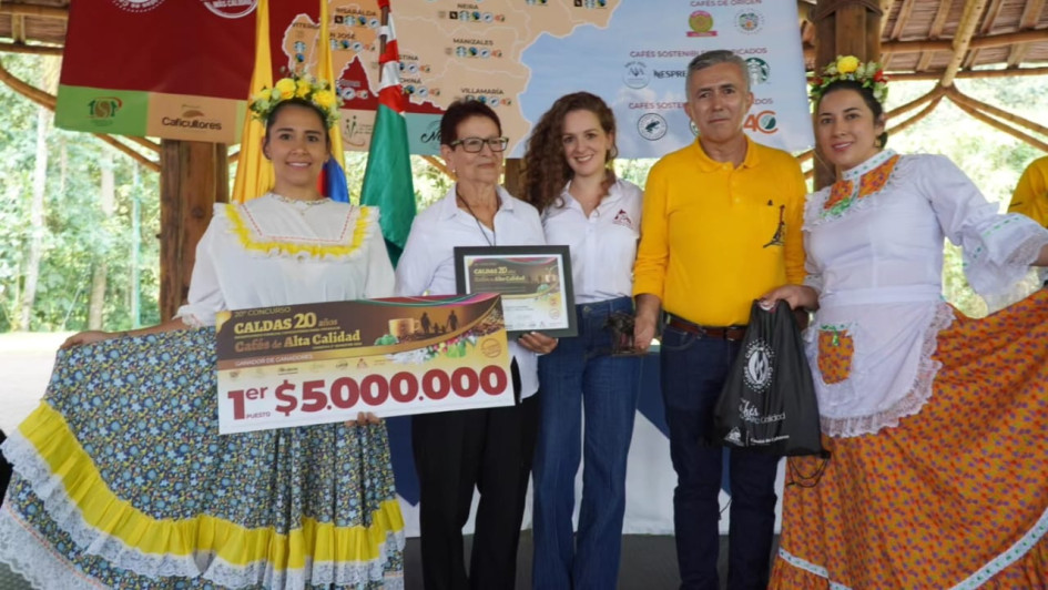 Neira se llevó 3 de los 5 primeros puestos y Palestina lideró con el mayor puntaje. En la foto, Marnely Salgado de Ramírez, quien lideró en la categoría de "Ganador de ganadores". Premio