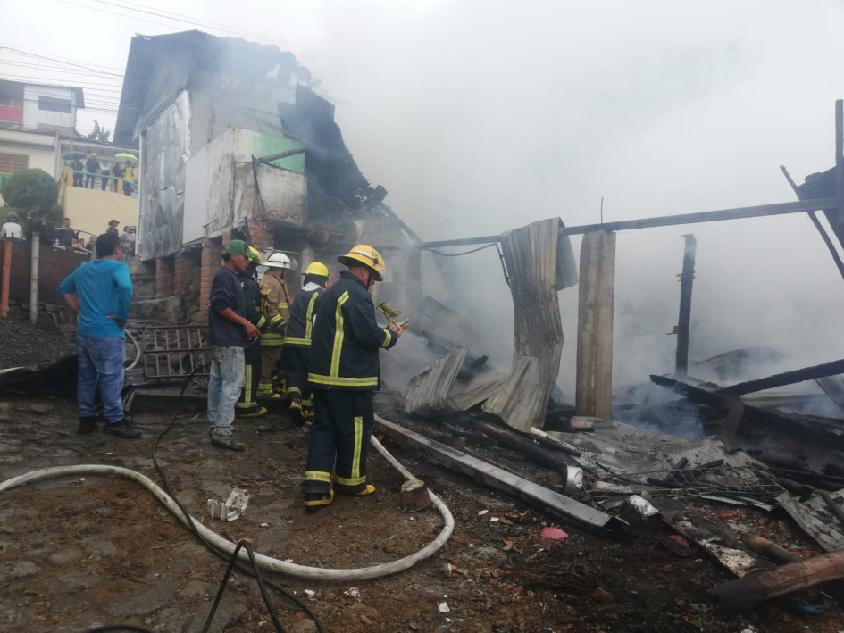La emergencia ocurrió en la mañana de este miércoles en el barrio El Banqueo de Riosucio. El servicio de acueducto está sectorizado por el fenómeno de El Niño, por lo cual los vecinos no tenían agua en el momento del incendio. La emergencia ocurrió en la mañana de este miércoles en el barrio El Banqueo de Riosucio. El servicio de acueducto está sectorizado por el fenómeno de El Niño, por lo cual los vecinos no tenían agua en el momento del incendio.