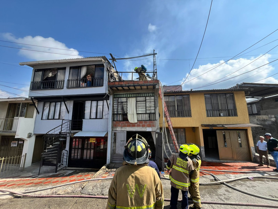 En La Enea una vivienda de tres pisos, en la carrera 36A con calle 98, fue afectada por las llamas. En La Enea una vivienda de tres pisos, en la carrera 36A con calle 98, fue afectada por las llamas.