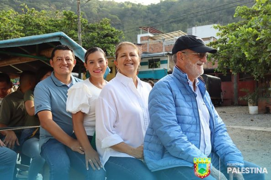 El gobernador de Caldas, Henry Gutiérrez, y su comitiva montaron en marranita para ir a escuelas rurales de Palestina a entregar kits escolares.