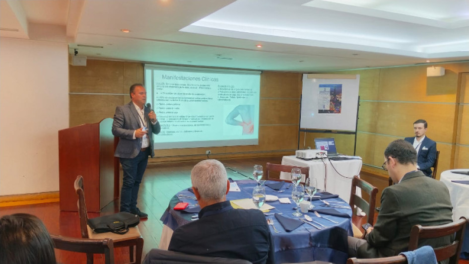Roberto Iván Giraldo Álvarez, durante su charla en el II Curso de Urología para Médicos Generales del Eje Cafetero. Roberto Iván Giraldo Álvarez, durante su charla en el II Curso de Urología para Médicos Generales del Eje Cafetero.