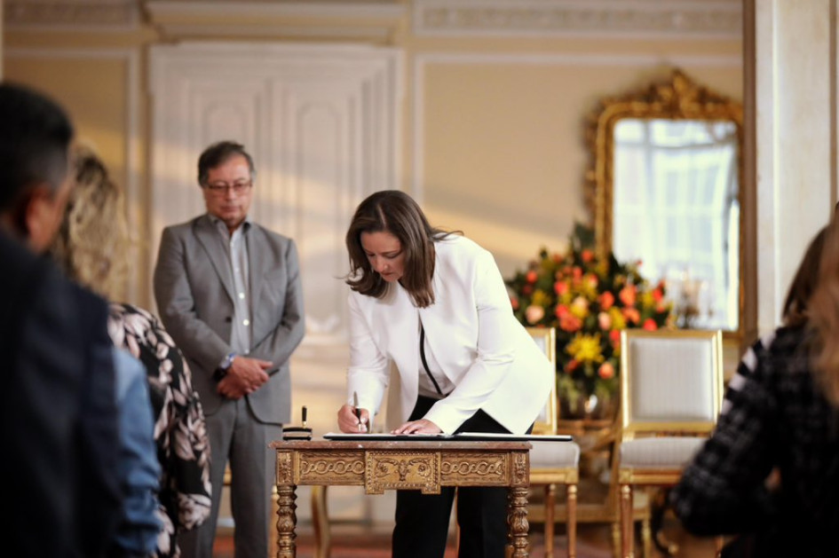 Luz Cristina López durante su posesión como ministra del Deporte en la Casa de Nariño acompañada del presidente, Gustavo Petro. Luz Cristina López durante su posesión como ministra del Deporte en la Casa de Nariño acompañada del presidente, Gustavo Petro.