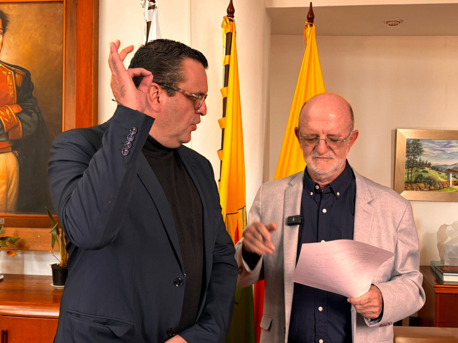 Marcelo Mejía durante su posesión con el gobernador de Caldas, Henry Gutiérrez. Marcelo Mejía durante su posesión con el gobernador de Caldas, Henry Gutiérrez.