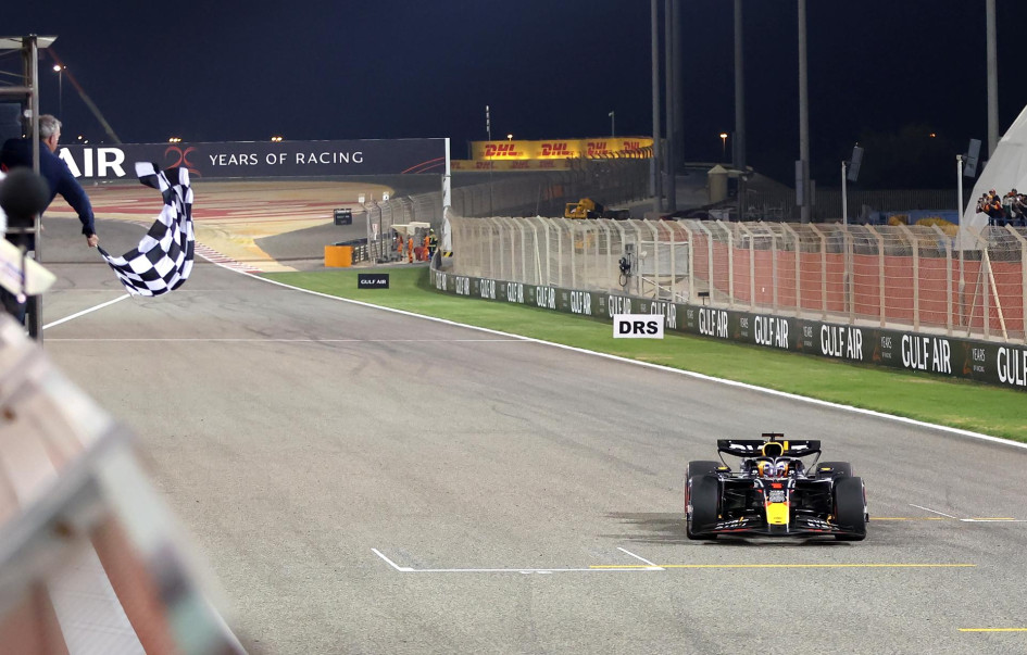 El piloto de Red Bull Racing, Max Verstappen, de Holanda, corre hacia la línea de meta para ganar el Gran Premio de Bahréin de Fórmula Uno, en el Circuito Internacional de Bahréin en Sakhir, Bahréin. El piloto de Red Bull Racing, Max Verstappen, de Holanda, corre hacia la línea de meta para ganar el Gran Premio de Bahréin de Fórmula Uno, en el Circuito Internacional de Bahréin en Sakhir, Bahréin.