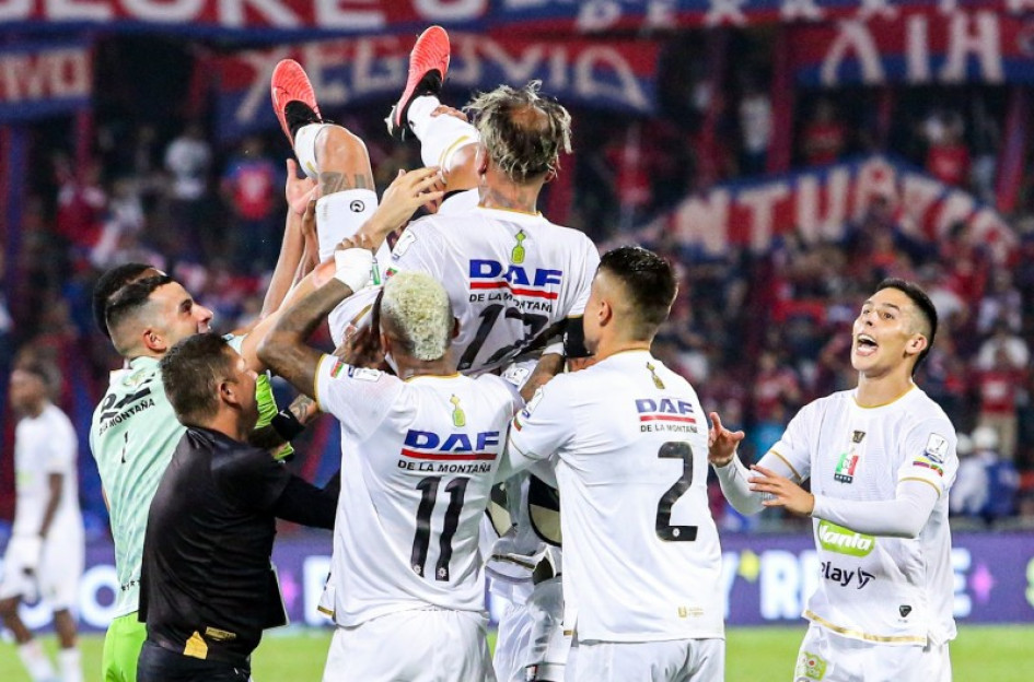 Dayro Moreno, en brazos de sus compañeros. El goleador del Once Caldas y de la historia del fútbol profesional colombiano tiene una trayectoria cargada de datos que lo hacen hoy único en el medio. Dayro Moreno, en brazos de sus compañeros. El goleador del Once Caldas y de la historia del fútbol profesional colombiano tiene una trayectoria cargada de datos que lo hacen hoy único en el medio.