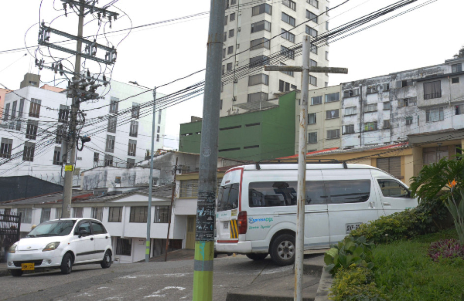 Foto | Freddy Arango | LA PATRIA El poste sin la señal de tránsito está situado entre calles 53 y 53A. Foto | Freddy Arango | LA PATRIA El poste sin la señal de tránsito está situado entre calles 53 y 53A.