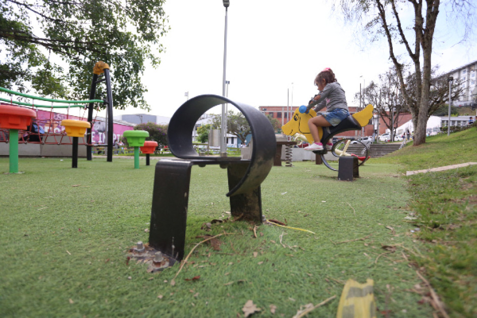 Cinco parques de la ciudad que son concurridos todos los días, están en deterioro en sus sillas, juegos recreativos y máquinas para ejercitarse. LA PATRIA recorrió sectores como el barrio Campín, U. Autónoma, Versalles, Sultana y Fundadores y verificó los reportes de daños y deterioro en sus instalaciones que habitantes de la zona denunciaron. Cinco parques de la ciudad que son concurridos todos los días, están en deterioro en sus sillas, juegos recreativos y máquinas para ejercitarse. LA PATRIA recorrió sectores como el barrio Campín, U. Autónoma, Versalles, Sultana y Fundadores y verificó los reportes de daños y deterioro en sus instalaciones que habitantes de la zona denunciaron.