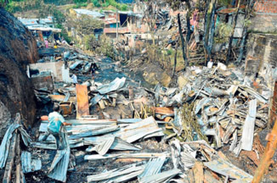 50 casas fueron las que se quemaron totalmente según el reporte inicial. 50 casas fueron las que se quemaron totalmente según el reporte inicial.