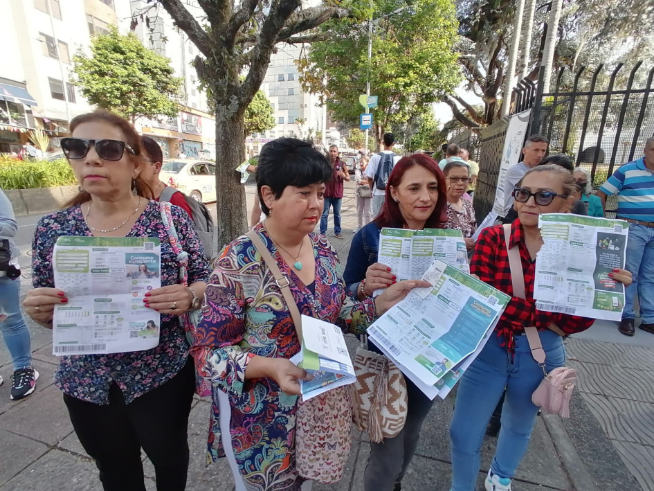 Con facturas en mano, los usuarios protestaron frente al Centro de Experiencias Vive Chec. Con facturas en mano, los usuarios protestaron frente al Centro de Experiencias Vive Chec.