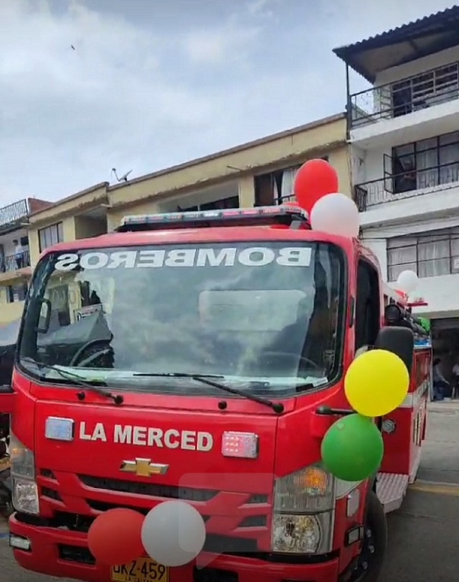 Yenny Henao, alcaldesa de La Merced, y su esposo, el exalcalde Jhónatan Vásquez, sacan pecho por la llegada al municipio de una máquina cisterna para los bomberos.